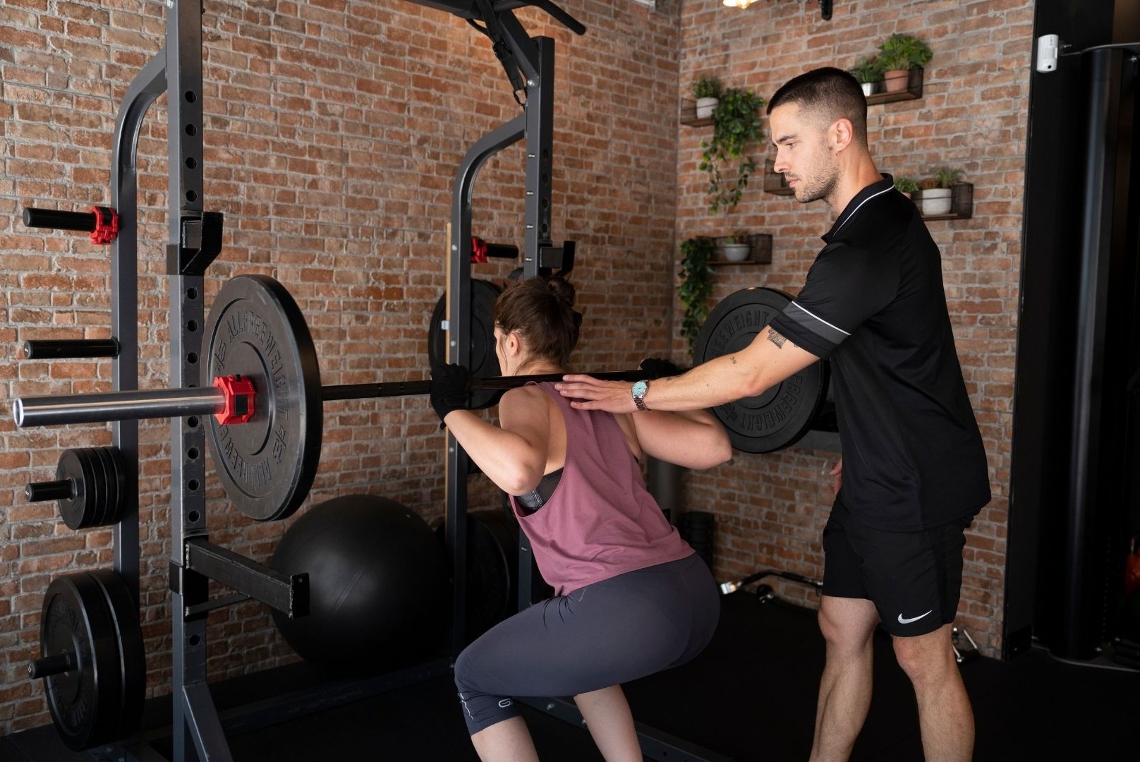 Entrenamiento guiado de sentadilla con barra en BCP, Calle Colón, León