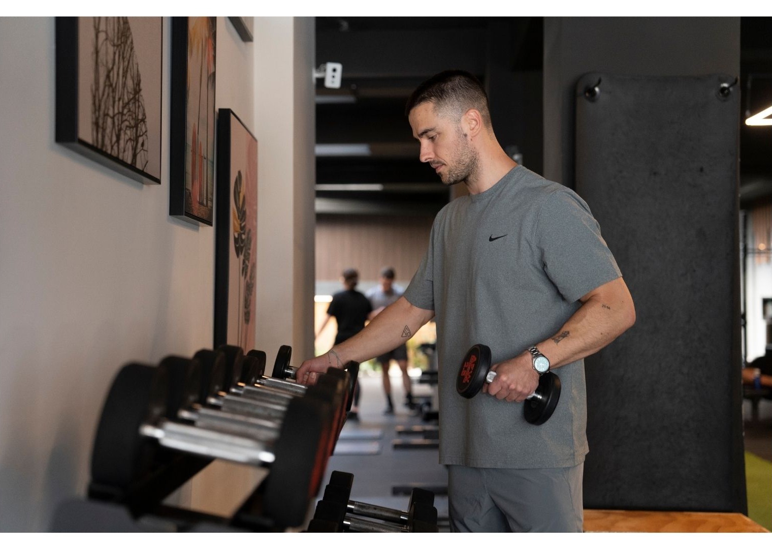 Entrenamiento de fuerza con mancuernas en BCP, Calle Colón, León